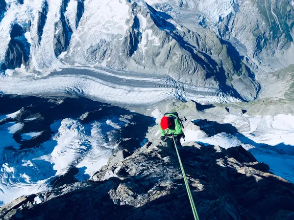 Danny am Abseilen, und 1500m weiter unten der Ischmeer-Gletscher