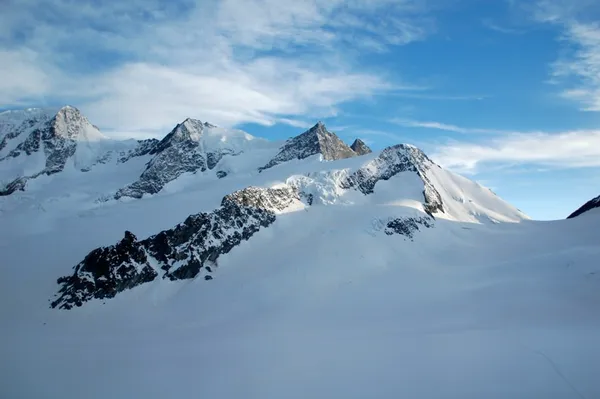 Ein Teil der Walliser Fiescherhörner: Gross Wannenhorn, Schönbühlhorn, Fiescher Gabelhorn, Chamm, Wyssnollen. Alles eher selten begangene Gipfel
