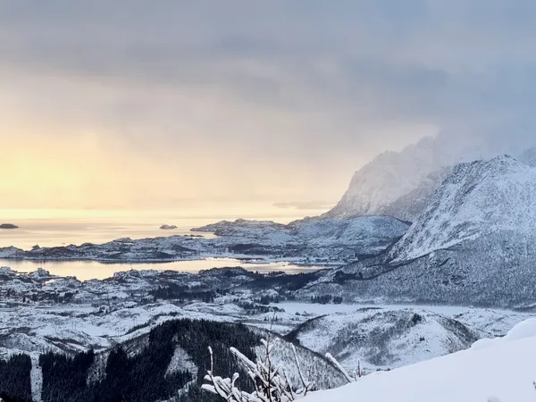 Der Vågakallen, der höchste Berg der Gemeinde Vågan, ist in den Wolken