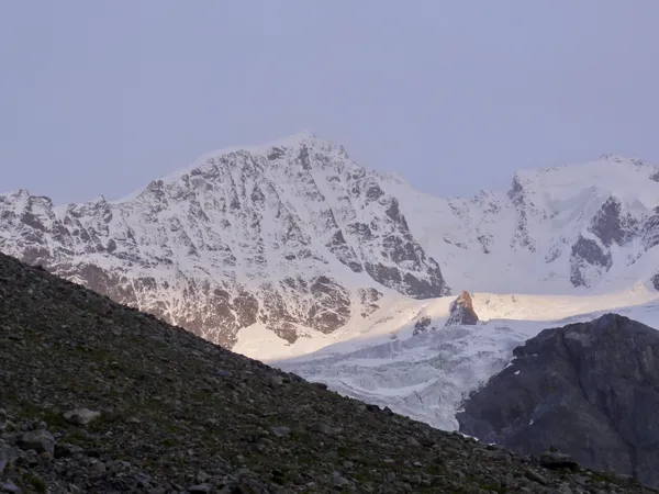 Ein Blick auf den bekannten Piz Bernina mit Biancograt