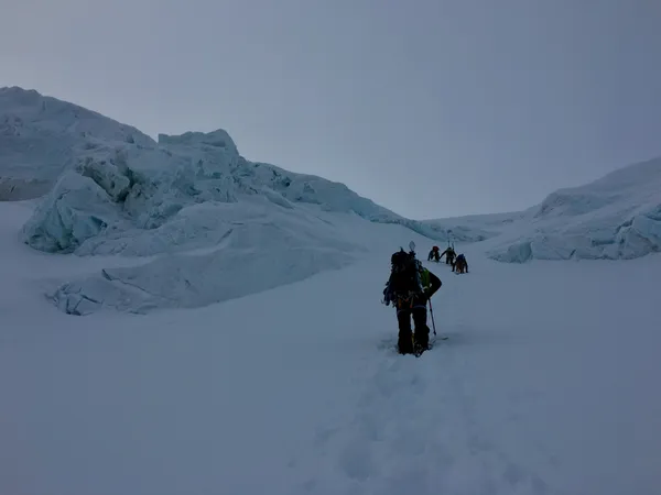 Eine geführte Seilschaft spurt den oberen Teil neu ein
