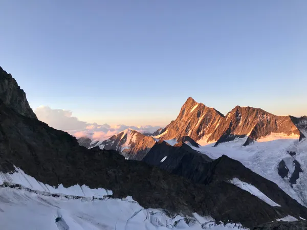 Die Sonne ist bereits aufgegangen am Finsteraarhorn
