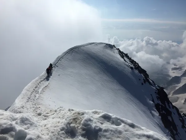Eine weitere Seilschaft kommt auf dem Gipfel an.