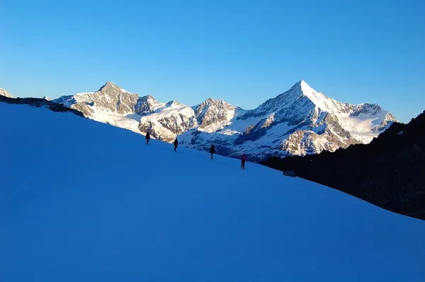 Eine unserer Seilschaften vor Zinalrot-, Schali- und Weisshorn