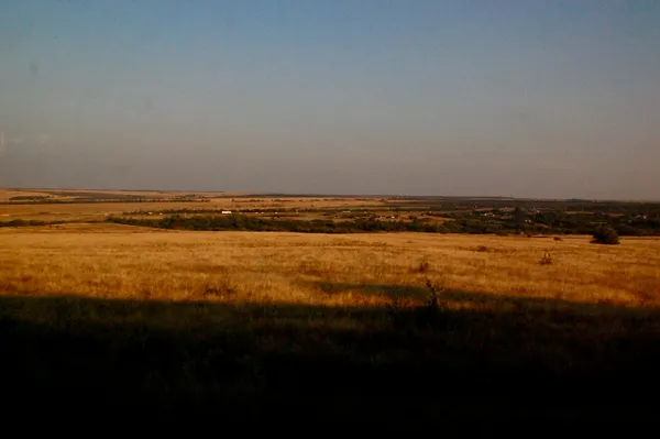 Anreise mit dem Zug von Moskau nach Kislovodsk. Typisches Landschaftsbild in Westrussland