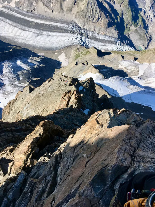 Fantastische Tiefblicke auf den SW-Grat und die Schulter (Foto: Danny)