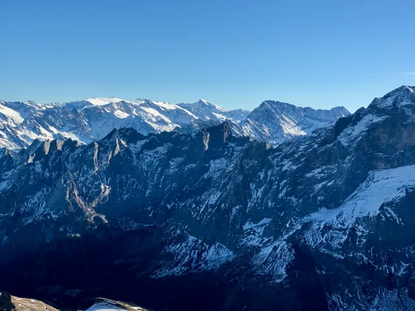 Aussicht vom Schwarzhorn über die Engelhörner zum Dammagebiet und Galenstock