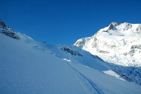 Blick zum Buuch - 3 Personen sind im Aufstieg