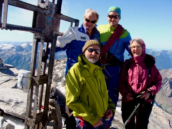 Glücklich auf dem Gipfel