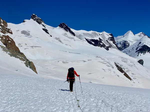 Auf dem Weg über den Breithornpass werden die Breithornzwillinge (West und Ost) sowie die Roccia Nera sichtbar