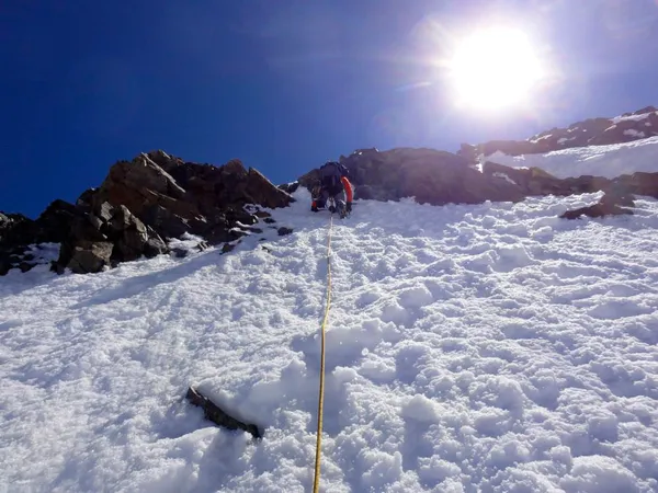 Auf den letzten ca. 100 Höhenmetern oberhalb des Hugisattels steigt man durch die steile Westflanke - dank dem Trittschnee gut machbar