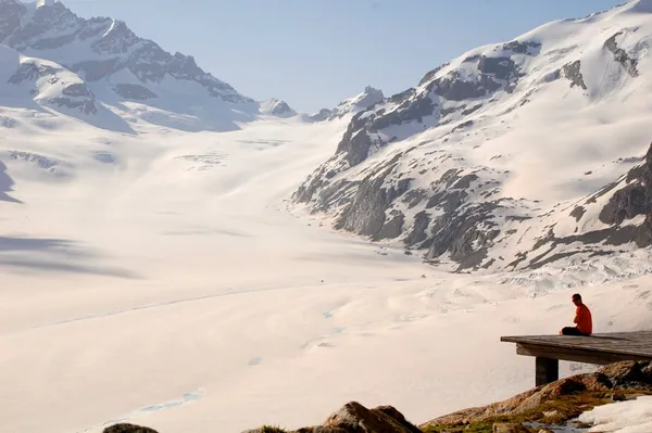 Stefan vor grossartiger Kulisse: Konkordiaplatz und Jungfraufirn