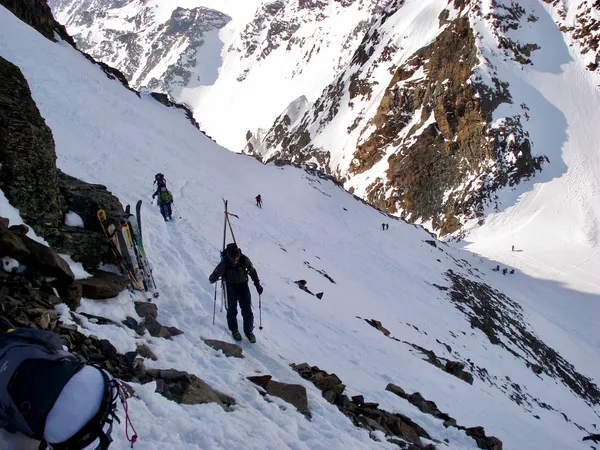 Skidepot oberhalb der Buinlücke. Bis hier kann mit den Ski aufgestiegen werden.