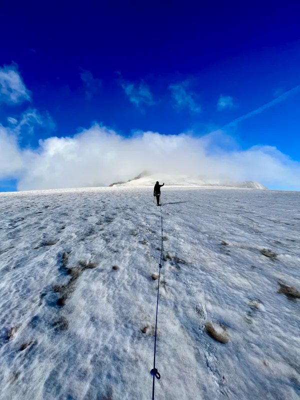 Der Gipfel ist noch in Wolken gehüllt
