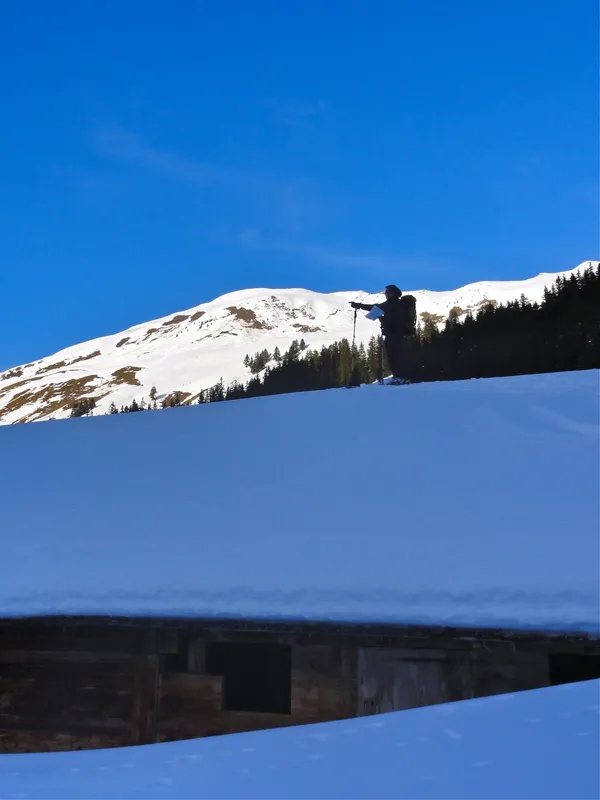 Routenbestimmung auf dem Dach eines Alpstalls