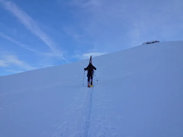 Schneeschuhe und schwere Alpinskis: Ein gutes Training