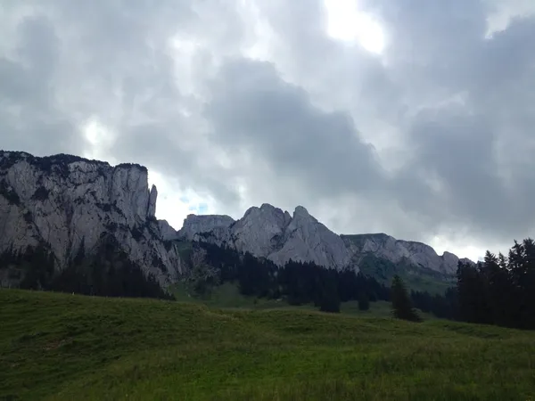 Imposante Felswände am Schäfler