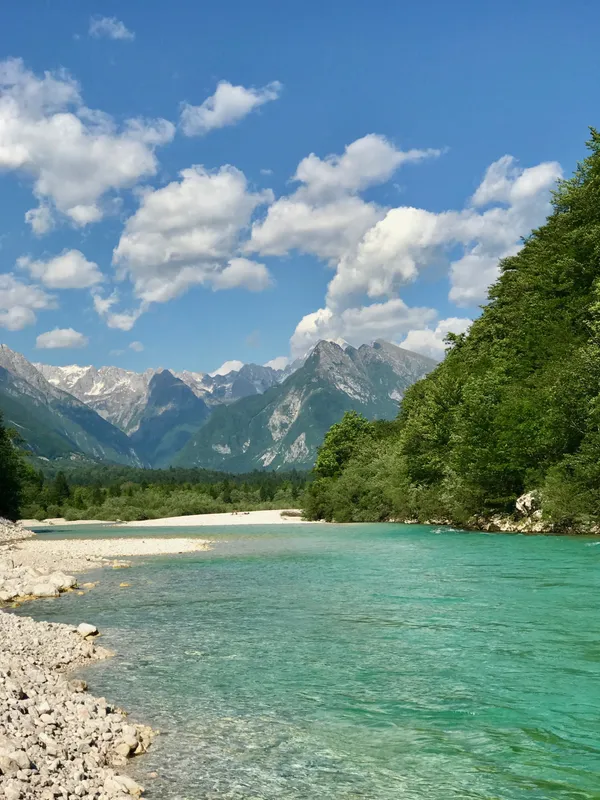Typische Szenerie am Soča-Fluss (Isonzo)
