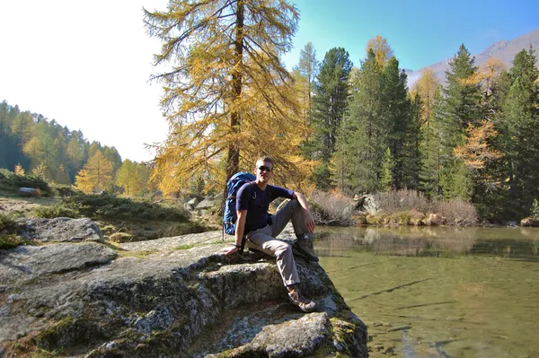 An einem kleine See im Val da Camp