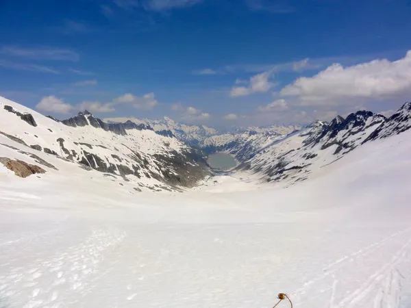 Blick zurück. Der Oberaarsee ist schon weit entfernt.