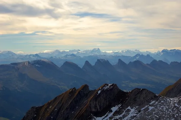 Moor, dahinter die Churfirsten, dann die Glarner Alpen mit Tödi etc.