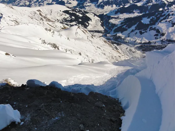 Wumm! Ein grosses Wächtenstück donnert vor unseren Augen in die Tiefe!