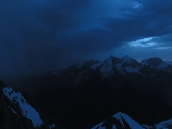 Naja, das hätten wir uns anders vorgestellt! Dunkle Wolken am Himmel bei unserem Umkehrpunkt auf ca. 3800m