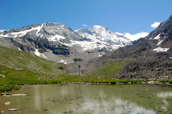 Erfrischendes Bad im Seelein bei P.2588. Dahinter thront das Weisshorn.