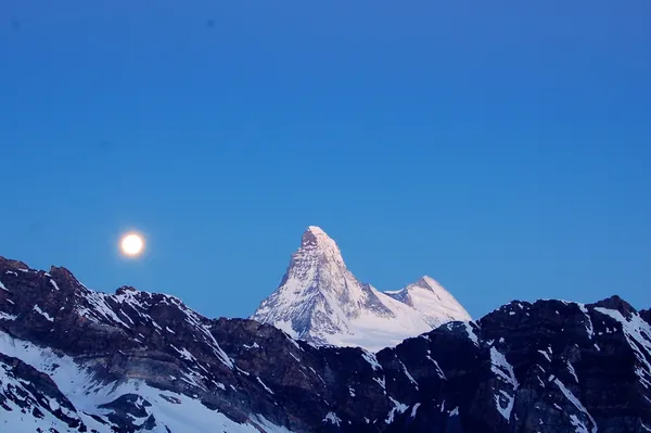 Beim Aufstieg am Sonntagmorgen: Tolle Szenerie mit Vollmond und Matterhorn