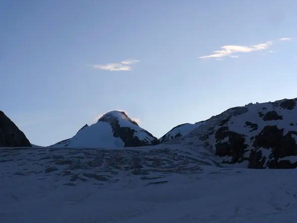 Oberaarhorn mit einer leichten Nebelkappe