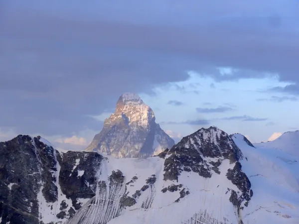 Irgendein Felszahn zeigt sich hinter den beeindruckenden Äschhörnern