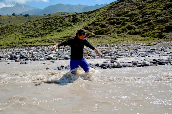 Am Nachmittag bringt der Fluss einiges an Schmelzwasser mit. Fahrzeuge queren ihn deshalb meistens am Morgen