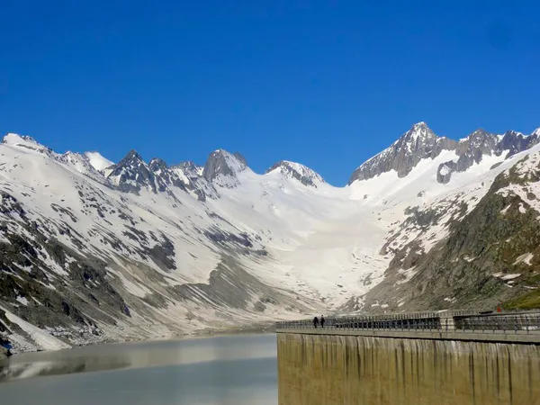 Oberaarjoch und -horn vom Parkplatz Oberaar aus gesehen - soo weit scheint das nicht zu sein...