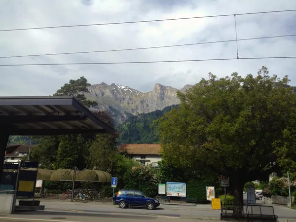 Blick zurück vom Bahnhof Maienfeld zum Falknis