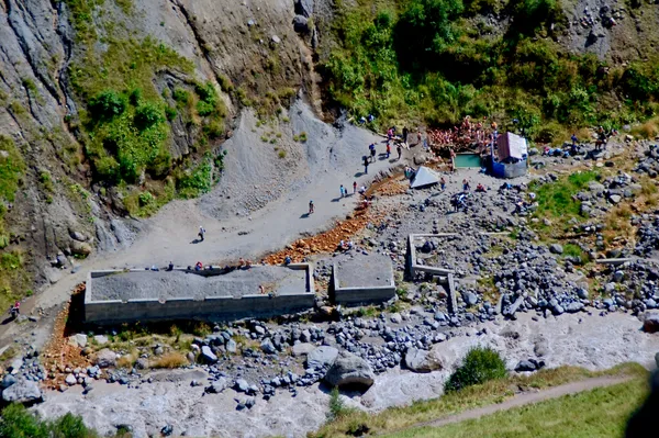 Zoom hinunter zu den Bädern von Dzhyly-Su