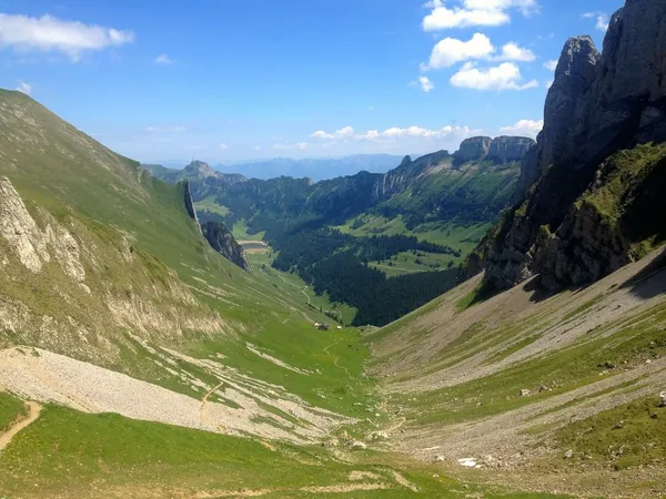 Blick vom Widderalpsattel über die Widderalp zur Stauberen