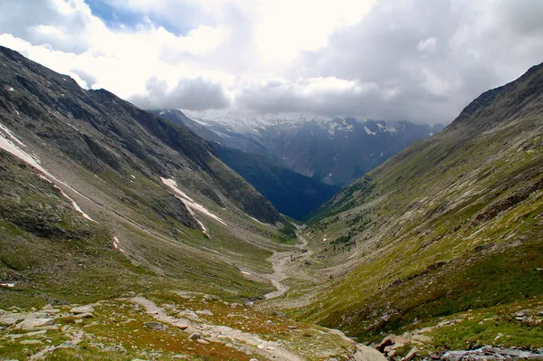 Die Viertausender hüllen sich in Wolken
