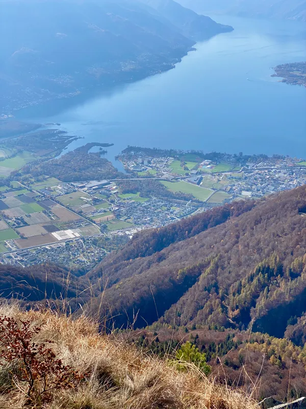 Tiefblicke vom Sassariente zum Lago Maggiore