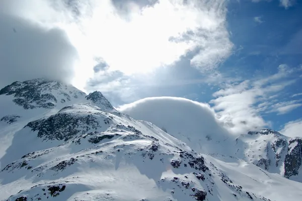 Der Piz Giuv hüllt sich in eine Föhnwolke