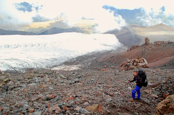 Abstieg vom Hochlager. Man folgt der Seitenmoräne