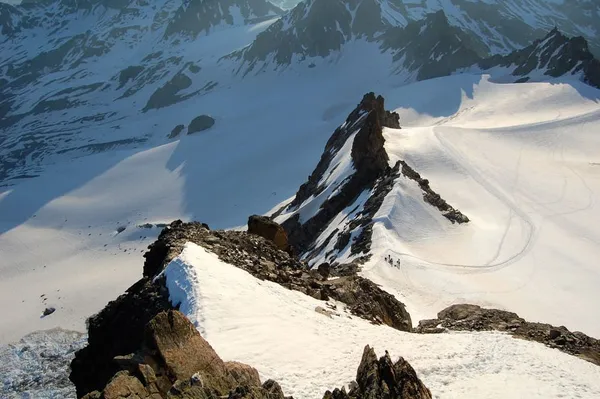 Blick vom Beginn der Kletterei zum oberen Gletscherende. Ganz links unten im Bild die Spuren eines grossen Steinschlags, der in der Nacht runterging