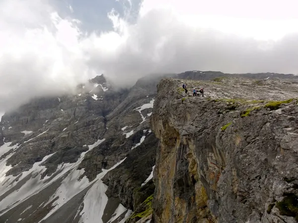 Der Wanderweg verläuft teilweise hart an der Kante