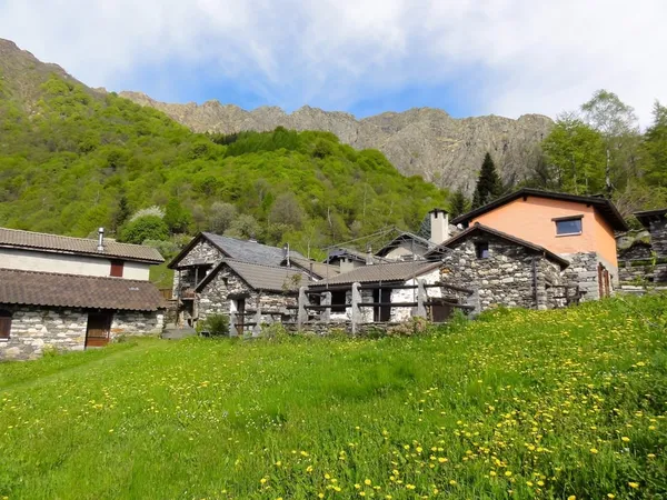 Malerisches Mergugno - und am Horizont die Cresta dei Lenzuoli