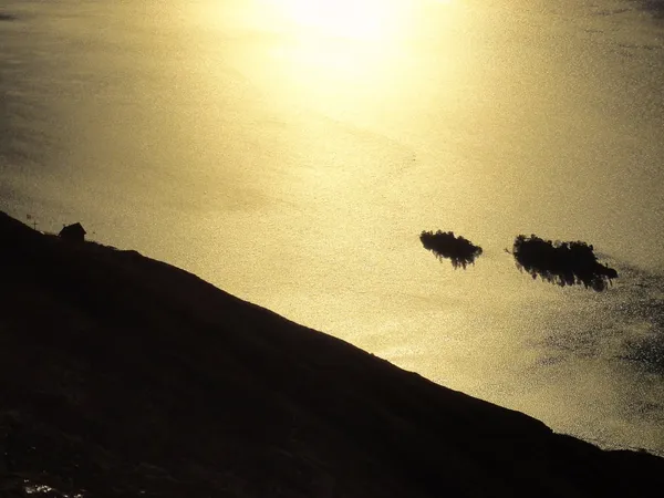 Goldener Morgen. Rifugio al Legn und 1600 Meter weiter unten die Brissago-Inseln