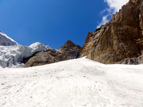 Einstieg zum Schneerus von unten
