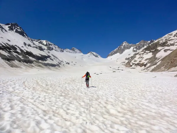 Der Aufstieg zum Oberaarjoch zieht sich in die Länge
