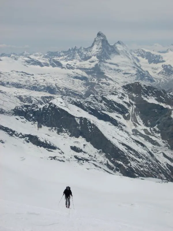 Müder Bergsteiger, dahinter das Matterhorn