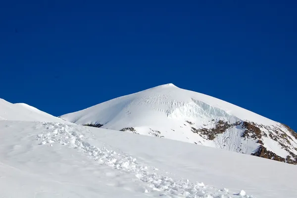 Ein Blick zur Eisnase und zum Alphubel-Gipfel. Die Eisnase wurde heute auch gemacht, auch von Skitourengängern