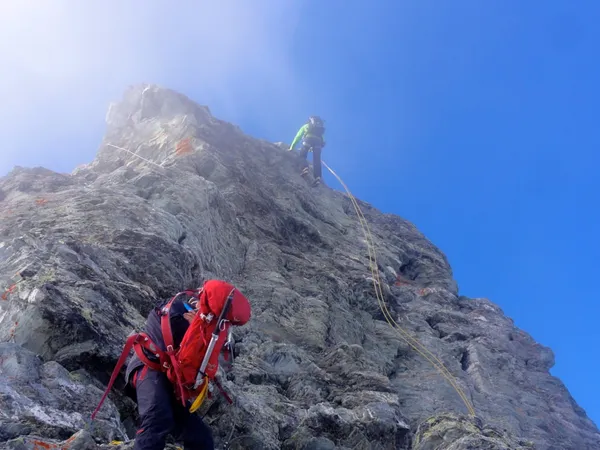 Eine andere Seilschaft seilt vom Gipfelturm ab
