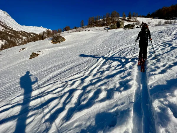 Es liegt wenig Schnee in Guarda